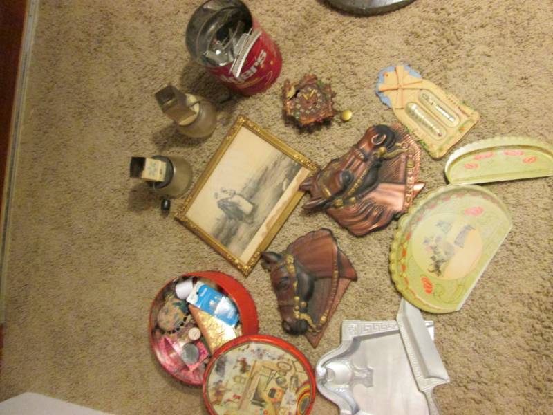 lot 177 image: Vintage misc. utinselssewing items...