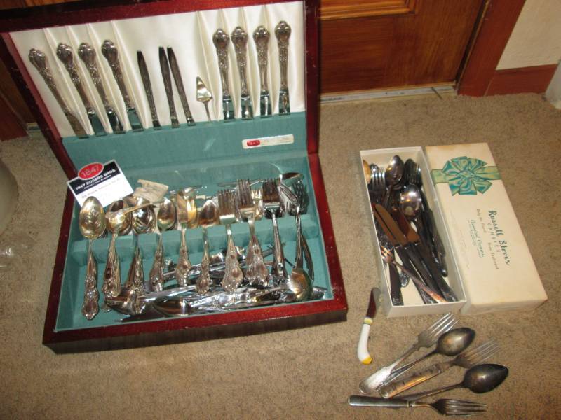 lot 195 image: Rogers silverware set & silver plat...