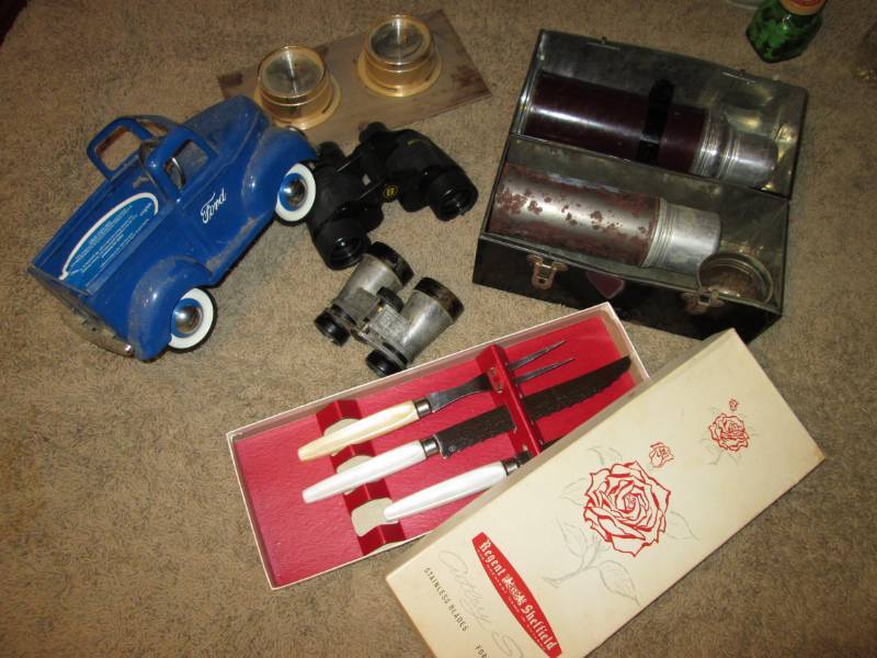 lot 201 image: Vintage thermoslunch boxbinculars...