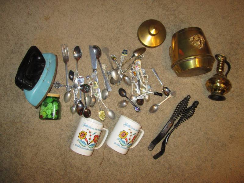lot 203 image: Spoon collectionvintage buttonsir...
