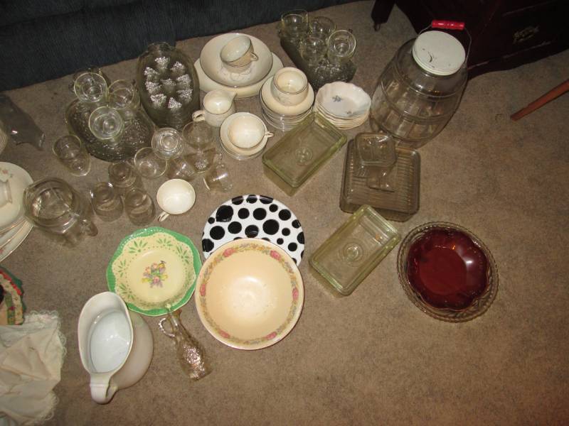 lot 204 image: Vintage glasswaresilverwarecollec...