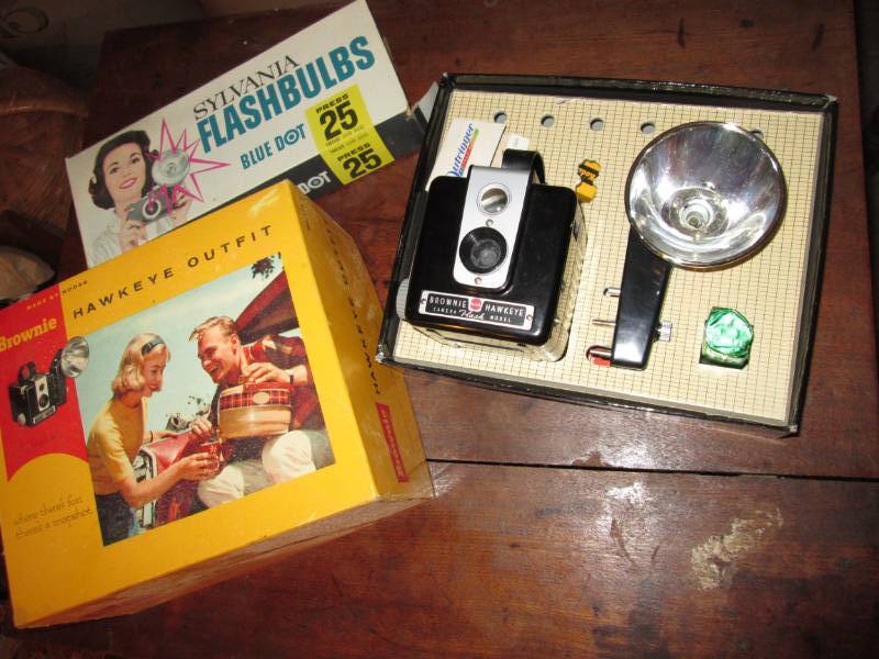 lot 208 image: Vintage Brownie Hawkeye camera outf...