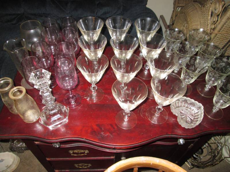 lot 211 image: Vintage glassware glasses...