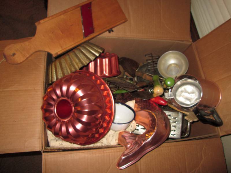 lot 215 image: Kitchen utinsels...