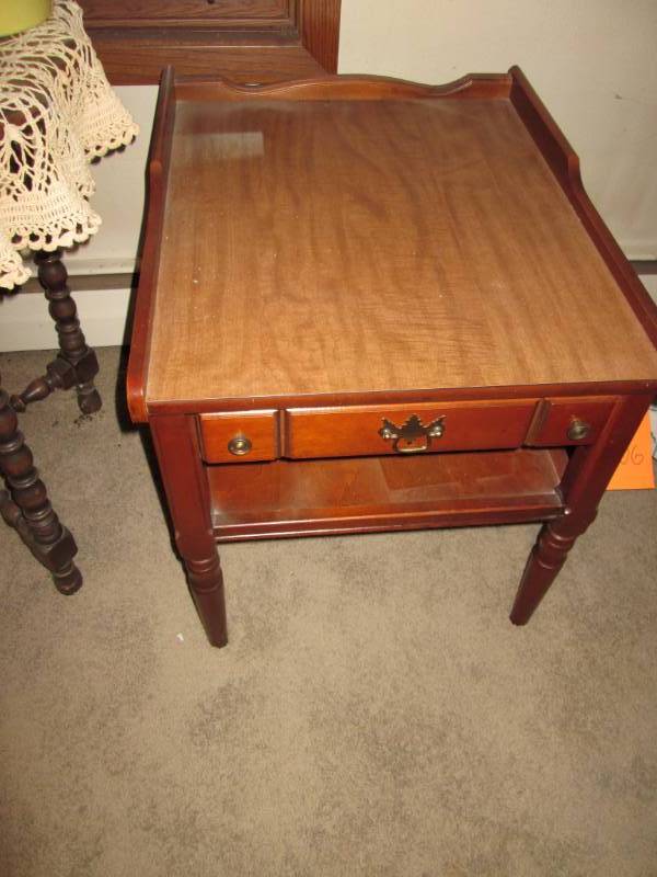 lot 214 image: Vintage end table...