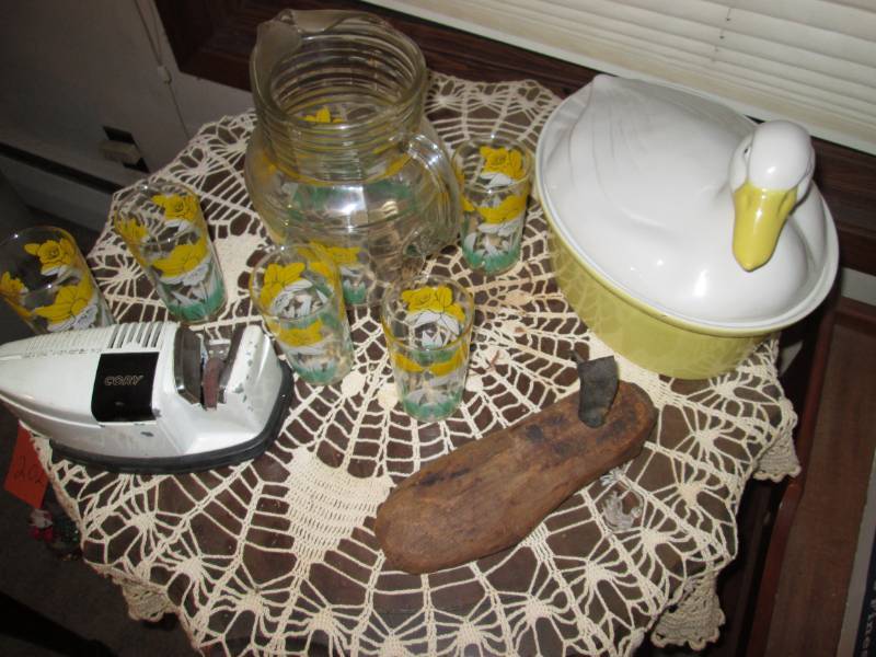 lot 216 image: Lemonaide pitcherelectric knife sh...