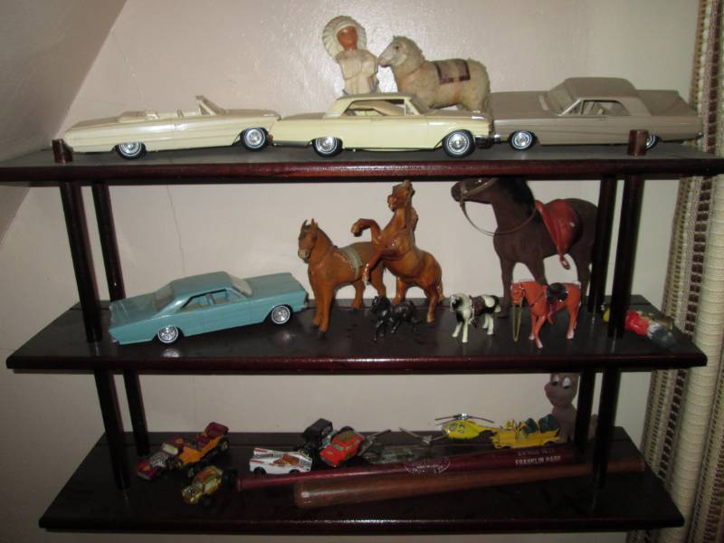 lot 242 image: Vintage model carshorse figurines...