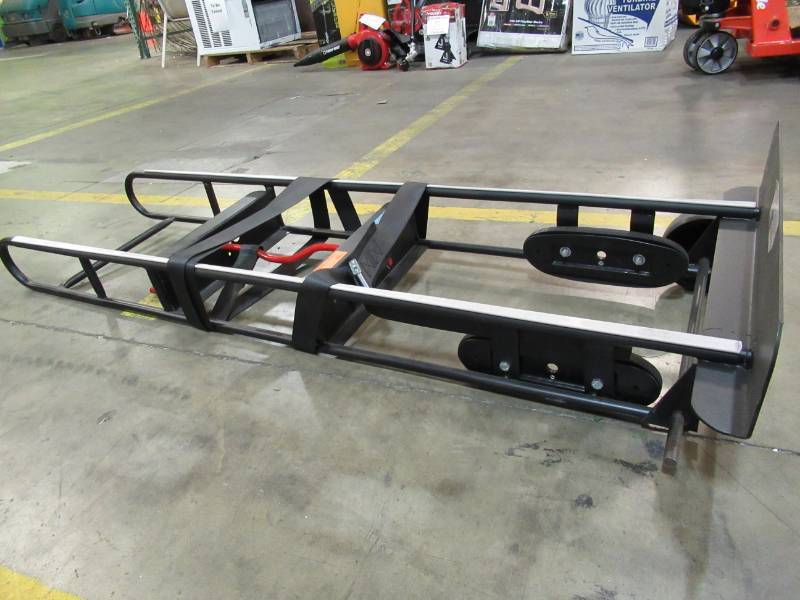 lot 32 image: Milwaukee 800 lb. Capacity Appliance Hand Truck - MISSING 1 WHEEL
