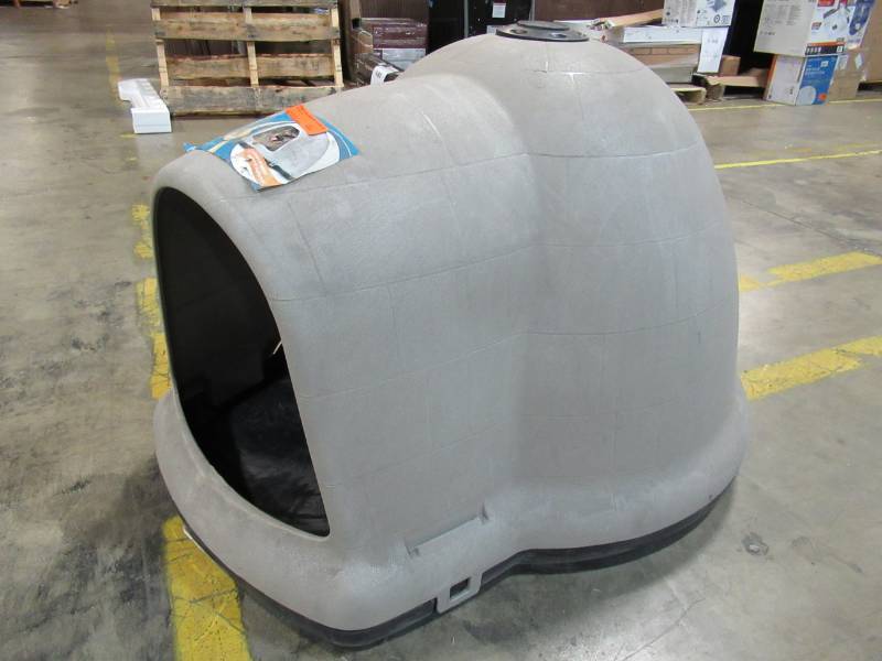 lot 117 image: Aspen Pet Plastic Dog House 2.48-ft x 3.25-ft x 3.9-ft