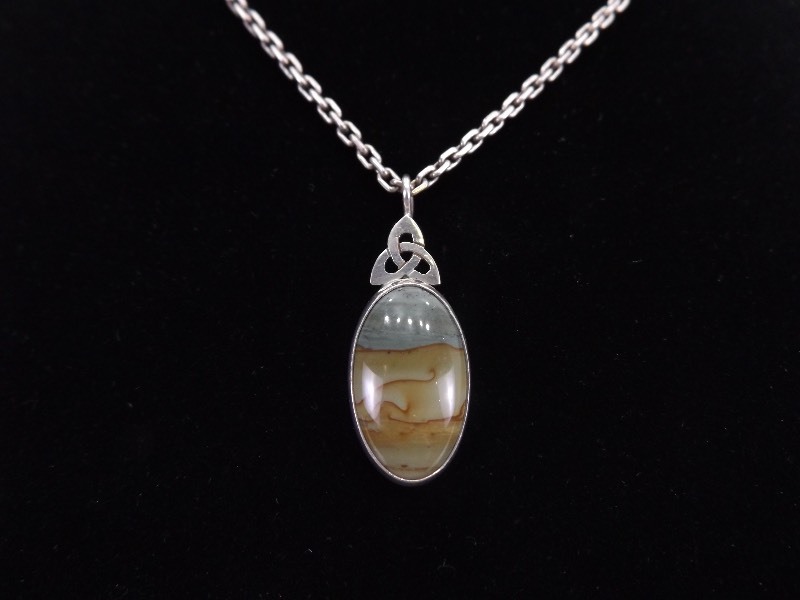 lot 13 image: .925 Sterling Silver Celtic Bow Agate Stone Necklace