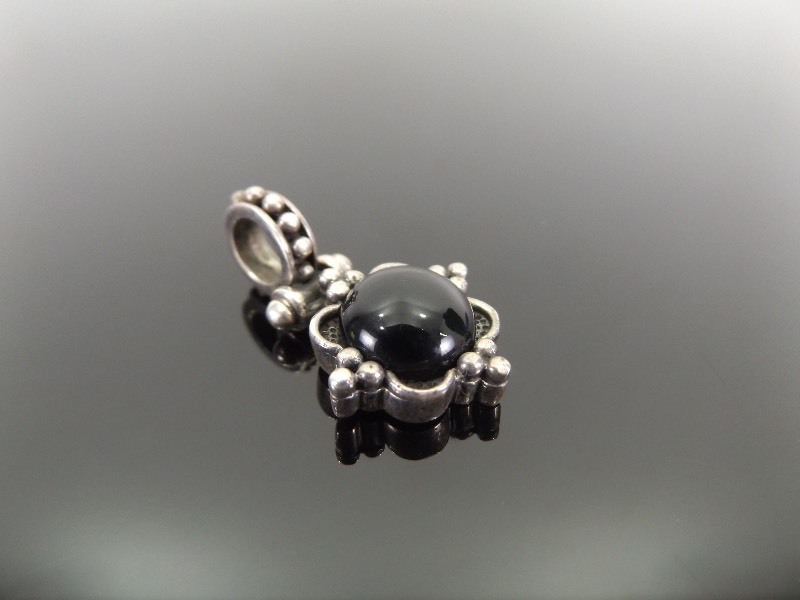 lot 15 image: .925 Sterling Silver Black Onyx Pendant