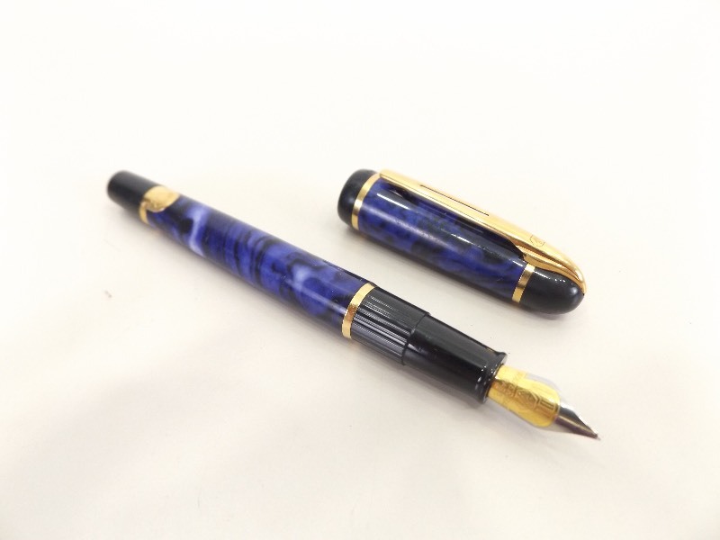 lot 23 image: Vintage Waterman Phileas Blue Marbled Fountain Pen