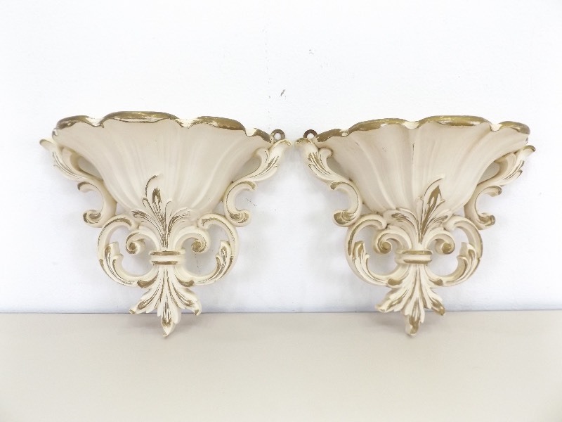 lot 28 image: 2 Vintage 1962 Syroco Wall Sconces