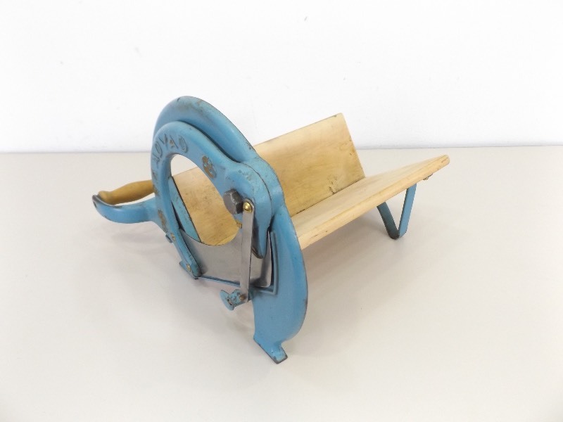 lot 29 image: Antique Raavad Bread Slicer #294