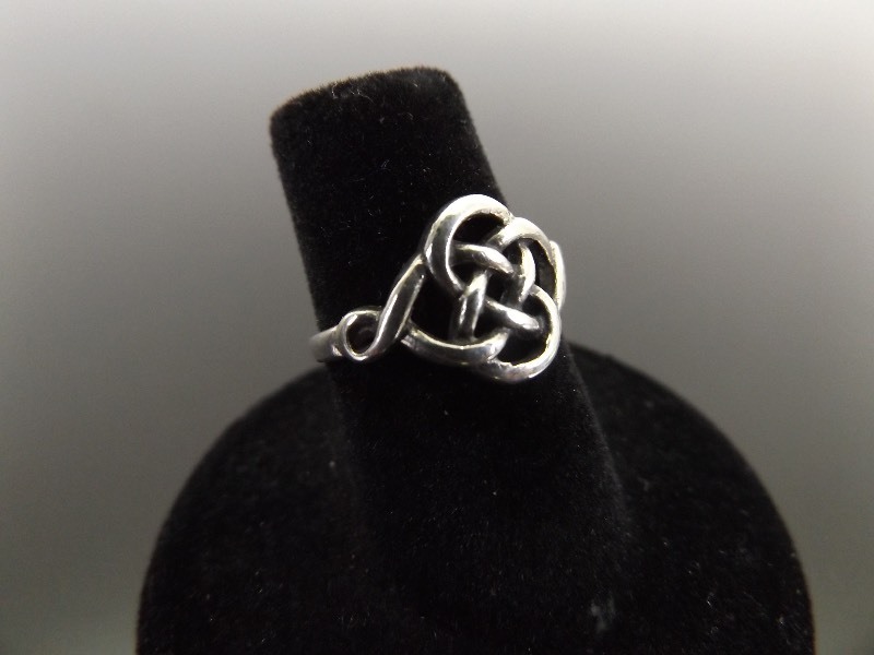lot 34 image: .925 Sterling Silver Celtic Knot Ring Sz 5