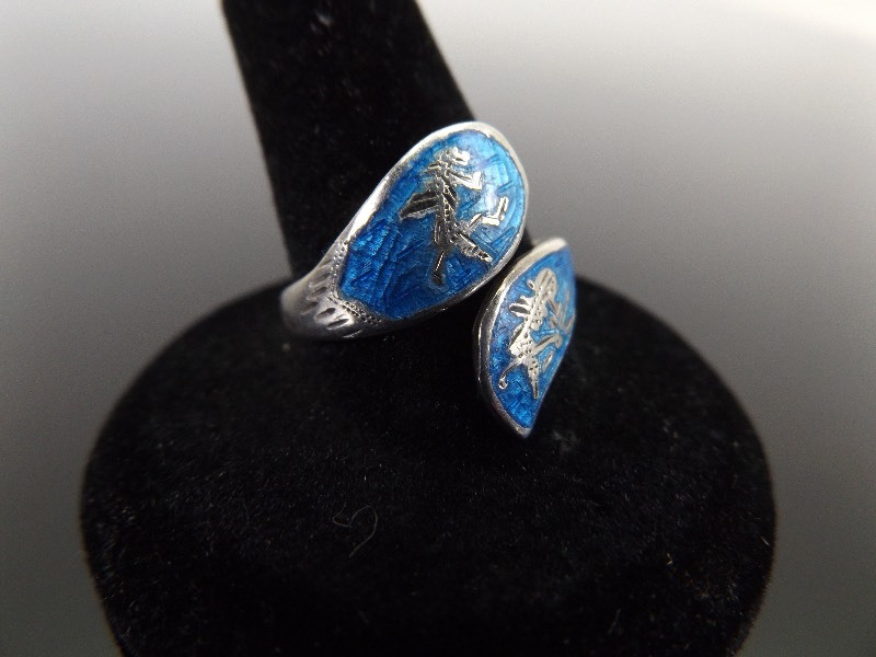 lot 35 image: .925 Sterling Silver Blue Enamel Figural Sz 9 Ring