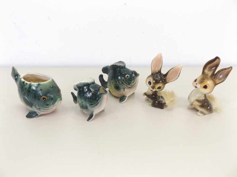 lot 46 image: Vintage Lefton Porcelain Fish Figurine Set and Ugaco Bunny Set