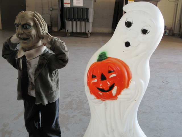 lot 102 image: THE SCREAMING ZOMBIE WITH THE PUMPKIN CARRYING GHOST