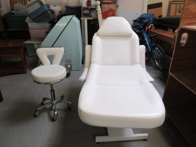 lot 103 image: MASSAGE CHAIR WITH STOOL