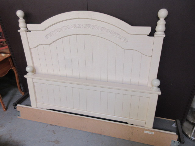 lot 104 image: SOLID WOOD FULL SIZE BED