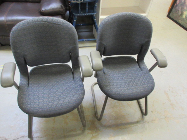 lot 118 image: HERMAN MILLER RECEPTION CHAIRS