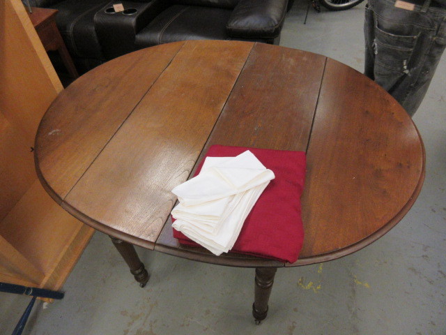 lot 123 image: ROUND RETRACTABLE TABLE WITH TABLECLOTH