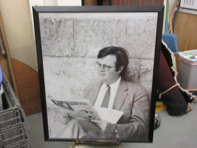 lot 127 image: AUTOGRAPHED B&W PHOTO OF GARRISON KEILLOR