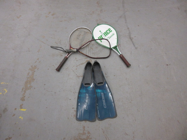 lot 129 image: LOT OF SPORTS EQUIPMENT
