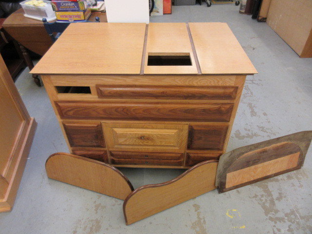 lot 165 image: GORGEOUS HANDMADE ROUTER TABLE WITH ROUTER
