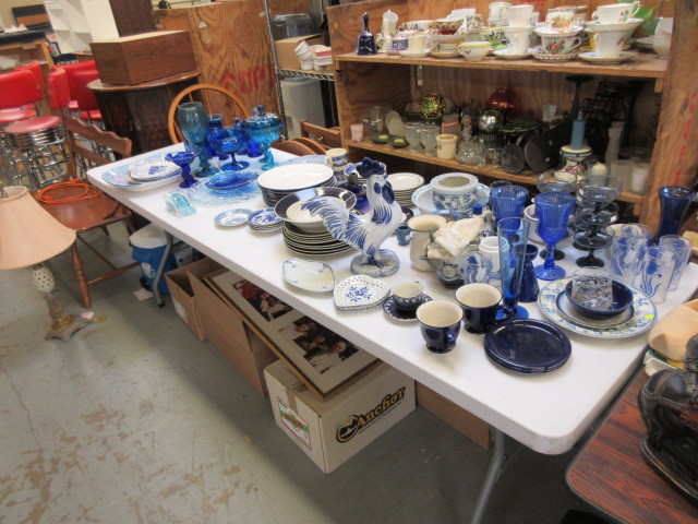lot 138 image: TABLE OF BLUE AND WHITE GLASSWARE