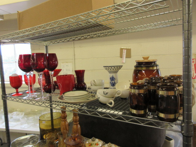 lot 140 image: SHELF OF GLASSWARE