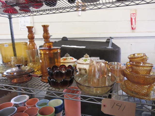 lot 141 image: SHELF OF AMBER AND MISC GLASS