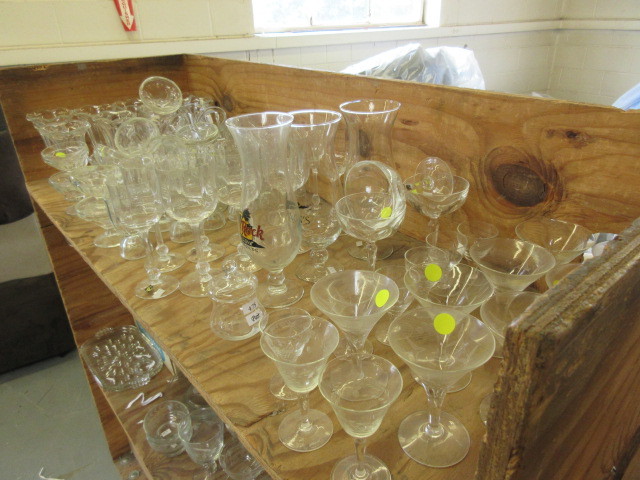 lot 147 image: SHELF OF CLEAR GLASS STEMWARE AND DRINK WARE