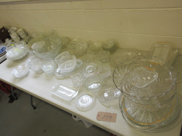 lot 149 image: SHELF OF CRYSTAL AND CLEAR GLASS WARE