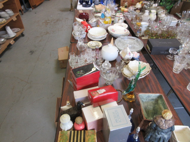 lot 150 image: TABLE OF ASSORTED GLASSWARE