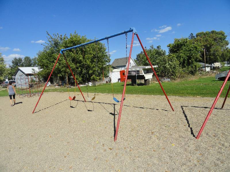 High Swing Set With 3 Swings