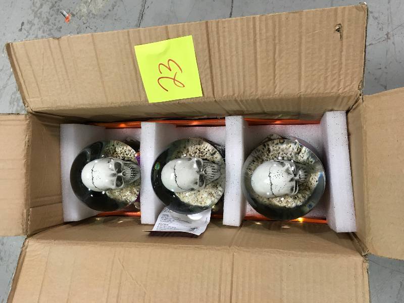 lot 23 image: Glass Halloween Water Globes with Polyresin Skulls in good conditions