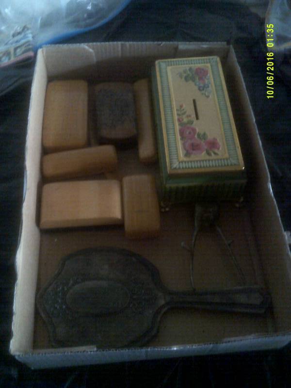 VINTAGE BATHROOM ITEMS