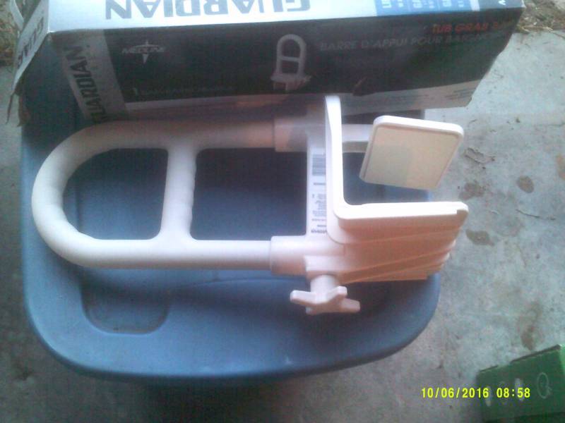 GAURDEAN BATHTUB GRAB BAR
