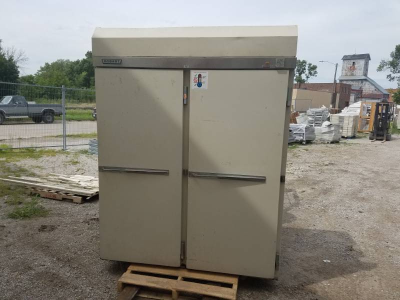 lot 34 image: 2-Door Cooler