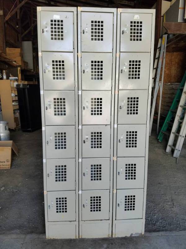 lot 23 image: Lockers