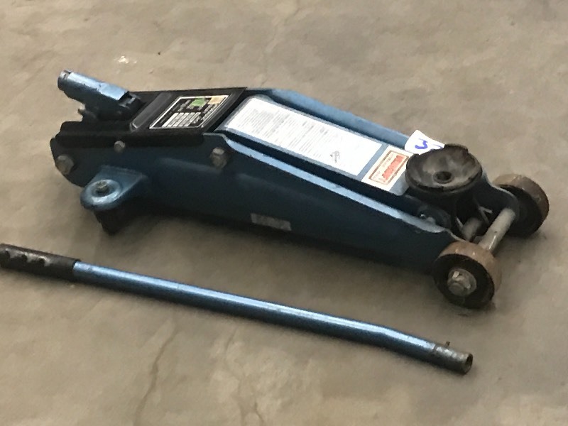 lot 32 image: Duracraft Floor Jack