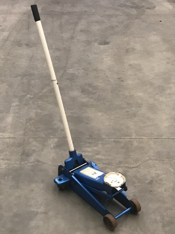 lot 33 image: Northern Hydraulics Floor Jack