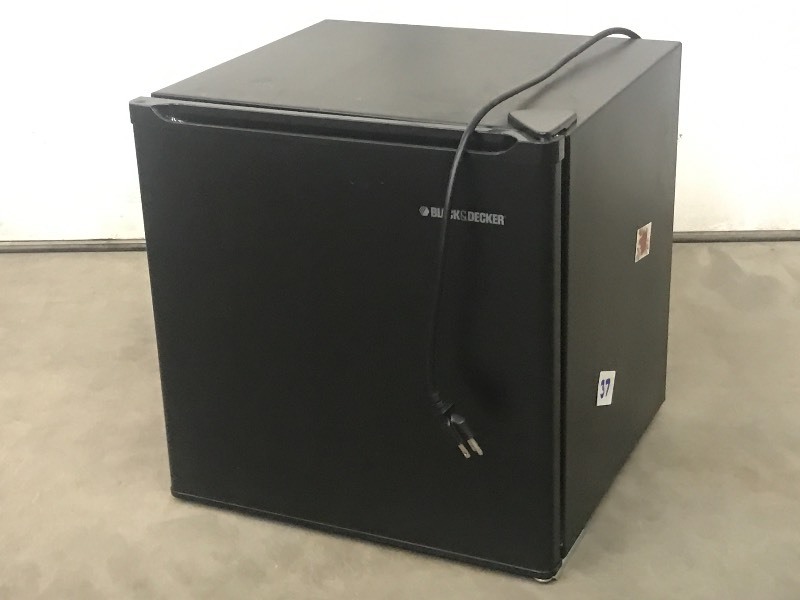 lot 37 image: Black & Decker Mini-Fridge