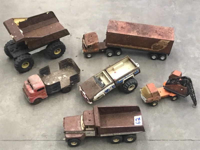 lot 62 image: Assorted Vintage Tin Toys