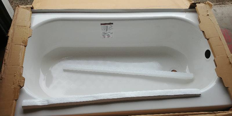 lot 35 image: Kona 54 RightHand Porcelain Finished Steel Bathtub, made in USA