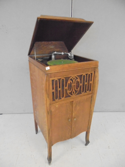 lot 1 image: Vintage Record Player