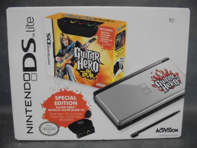 lot 32 image: Nintendo DS Lite