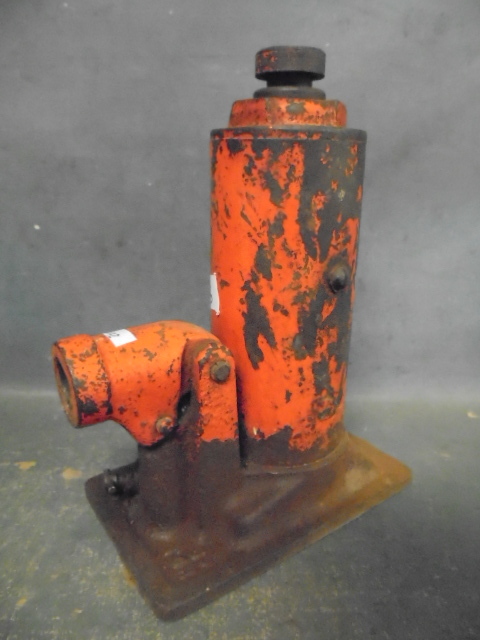 lot 63 image: Bottle Jack