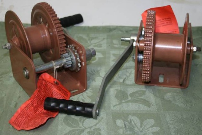 lot 118 image: Boat Lift Winches